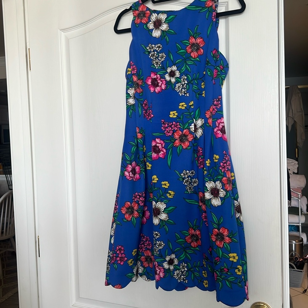 Cute flower dress with scalloped sleeves and hem